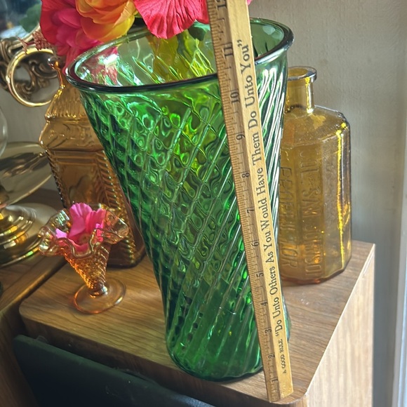 Vintage GREEN Glass Vase - Picture 2 of 6